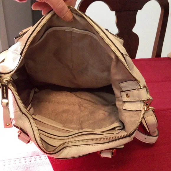 Michael Kors off vanilla colored leather purse - Picture 6 of 10